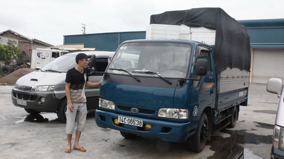 Trước đó, Phòng cảnh sát môi trường Công an tỉnh Hải Dương đã tiến hành thu giữ lô hàng 2 tấn bạch tuộc của người dân đang trên đường vận chuyển. Sau khi lô hàng 2 tấn bạch tuộc bị hư hại, nhiều chủ hàng của lô hàng bạch tuộc đã phản ứng bằng cách 