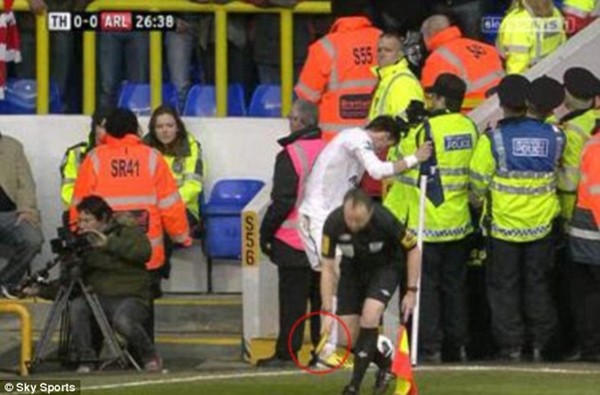 
	Bale bị ném chuối trong trận derby London