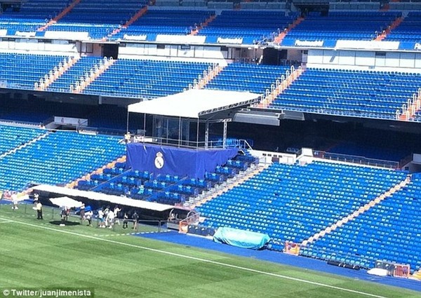Chưa đón được Gareth Bale, Real dỡ sạch sân khấu