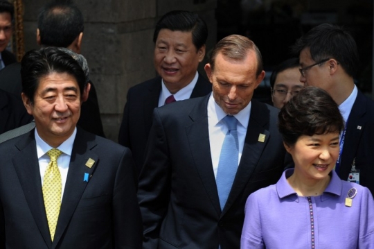  	Thủ tướng Nhật Shinzo (trái) và Chủ tịch Trung Quốc Tập Cận Bình (phía sau) tại Hội nghị APEC.