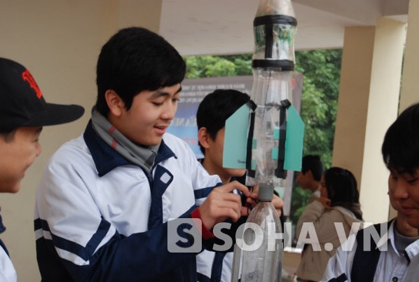 Nguyễn Hoàng Thắng chuẩn bị tên lửa cùng nhóm Trường THPT Chuyên Nguyễn Huệ.