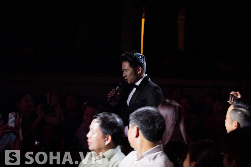 	Anh đi theo tiếng hát của nữ ca sĩ xinh đẹp đang đứng bên trên sân khấu, Phương Linh.