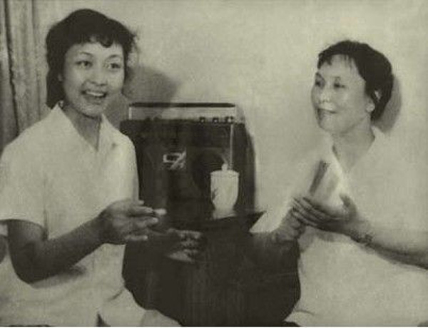 
	Một giáo sư đang dạy nhạc cho bà Bành Lệ Viện vào năm 1980. Bà là thạc sĩ âm nhạc dân tộc đầu tiên của Trung Quốc.