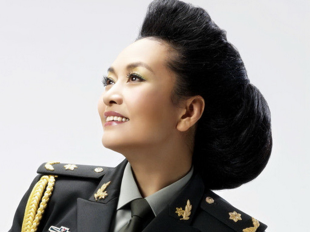 
	Tờ báo &quot;New York Times&quot; gọi bà là &quot;tuyệt đẹp, ăn mặc thời trang và là một trong những nữ ca sĩ nổi tiếng nhất Trung Quốc&quot;.