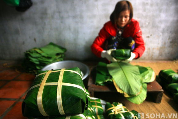 Điểm đặc biệt ở nơi đây là toàn bộ bánh chưng đều được gói vo (gói bằng tay, không dùng khuôn). Mỗi chiếc bánh thường được gói bằng 6-7 chiếc lá rong đều khổ, riêng lá trong cùng được chọn là chiếc lá bánh tẻ.