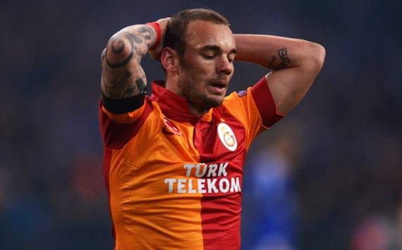 
	Sneijder dính chấn thương háng khá nặng