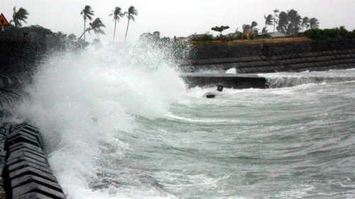 	Tại Lý Sơn chiều 14/10, gió giật liên hồi, sóng biển cao ngất, hàng chục nhà dân và trường học bị tốc mái, cây cối bị quật ngã. Ảnh: Tuổi trẻ