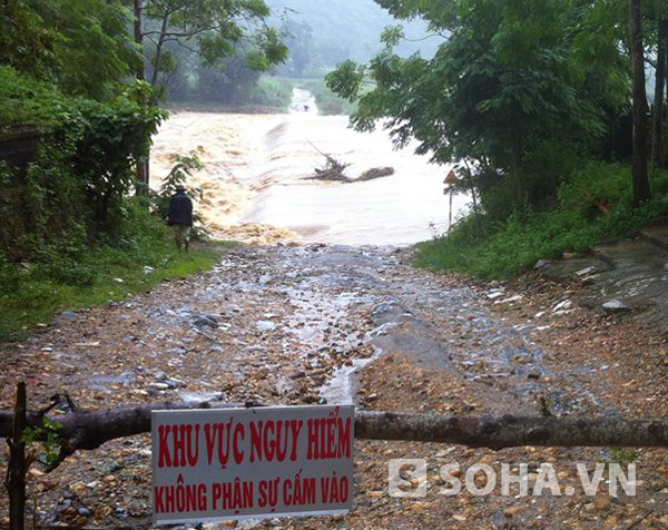 	Nhiều tuyến đường bị ngập lụt đã được đặt rào chắn cảnh báo nguy hiểm.