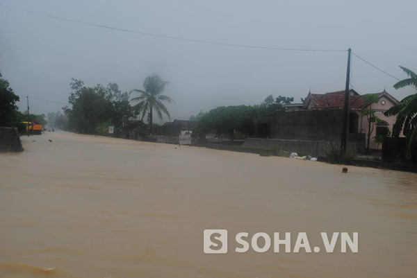 Hồ đập xả lũ sau siêu bão, 