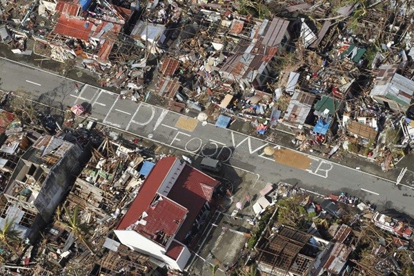  	Philippines tan hoang sau siêu bão Haiyan.