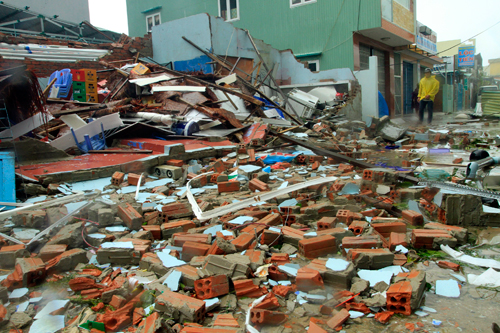 Trong năm nay, Việt Nam đã phải hứng chịu 3 siêu bão có sức tàn phá khủng khiếp. (Ảnh nhà cửa đổ nát sau siêu bão Nari)