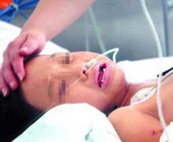 	Bé gái 11 tuổi nằm trong bệnh viện sau khi sinh đứa con đầu lòng.