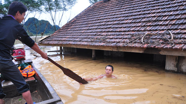 
	Cứu người trong lũ.