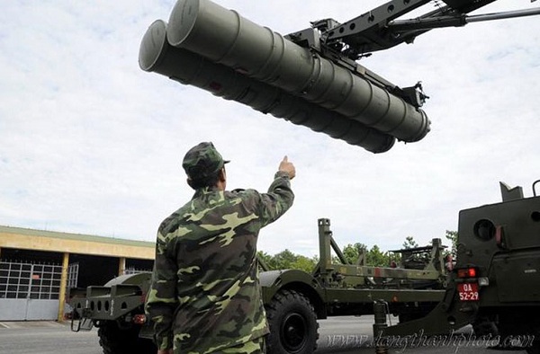 
	“Năm 2003, lực lượng phòng không Việt Nam đã nhập khẩu các hệ thống tên lửa đối không tầm xa S-300 PMU-1 (16 bệ phóng) và trang bị cho 2 tiểu đoàn”, Thời báo Hoàn Cầu chú thích dưới bức ảnh. Những bức ảnh có khả năng được lấy từ trang tin của nghệ sĩ nhiếp ảnh Bùi Đăng Thanh.