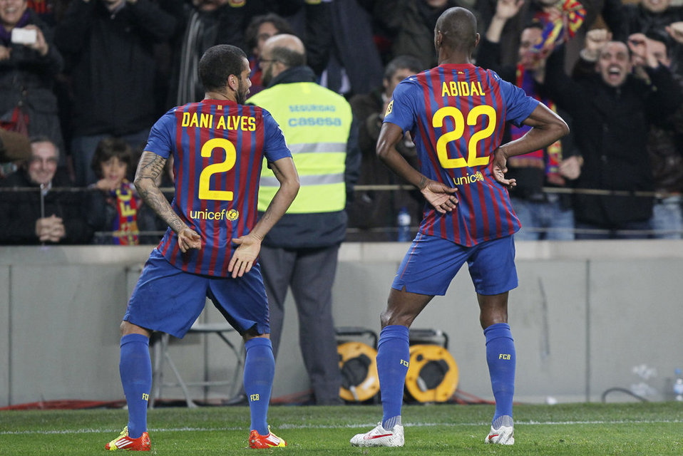  	Alves và Abidal có một mối quan hệ rất đặc biệt, sâu sắc hơn cả tình bạn đơn thuần