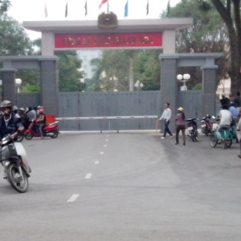 
	Nhiều người tập trung tại cổng trụ sở Công an tỉnh Thanh Hóa sau vụ bắt xe &quot;bất thường&quot;.