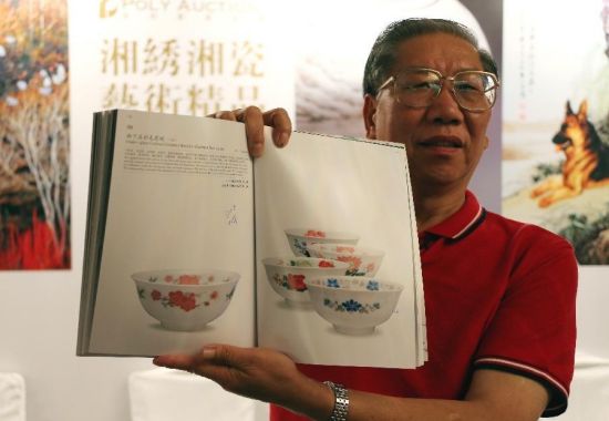 	Sau khi kết thúc buổi đấu giá, nhà sưu tập Luo Yu đã giới thiệu cuốn sách giới thiệu về bộ bát đĩa riêng của ông Mao Trạch Đông sau buổi đấu giá.