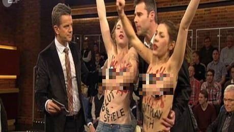  	Hai thành viên nhóm FEMEN