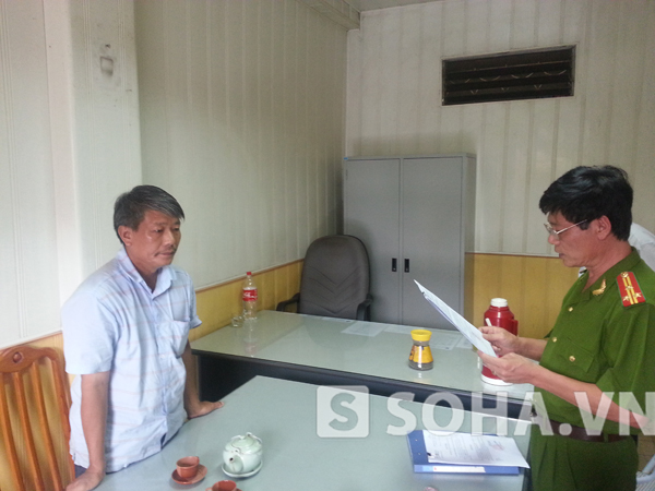 Điều tra viên Phòng PC44 Công an Hà Nội công bố Lệnh bắt bị can để tạm giam đối với ông Nguyễn Duy Xuyên