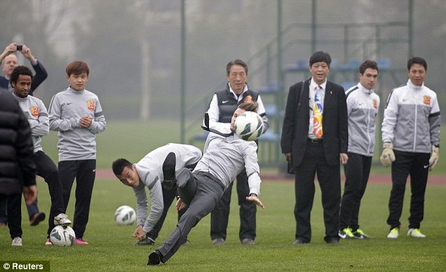 Ti toe thể hiện tài đá phạt, Beckham bẽ mặt tại Trung Quốc