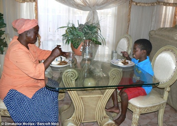 
	Sanele ngồi ăn cùng người vợ 61 tuổi của mình.