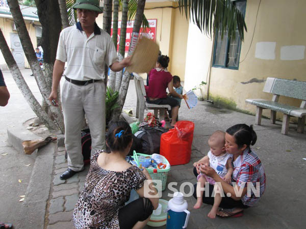 Nóng như thiêu, bệnh viện lại “ngộp thở”