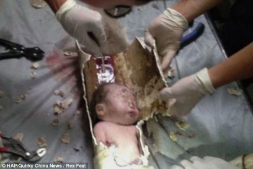 	Một bé trai sơ sinh đã bị phát hiện trong đường ống thoát nước ở Trung Quốc.