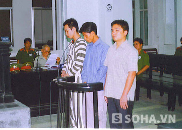 Bị cáo Hạnh (phai) cùng đồng bọn tại phiên tòa năm 2005