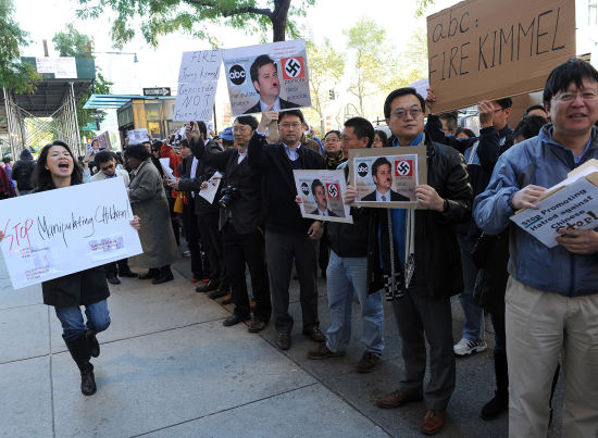 
	Người Trung Quốc ở Mỹ biểu tình đòi sa thải Jimmy Kimmel, phản đối phân biệt chủng tộc.