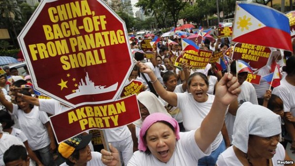 	Người dân Philippines biểu tình trước cửa đại sứ quán Trung Quốc ở Manila (Ảnh minh họa).