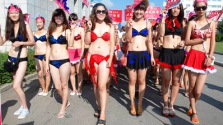  	Tổng cộng có 1085 phụ 	nữ trong những bộ Bikini với đầy đủ màu sắc đã tập trung diễu hành một 	quãng đường dài hơn 1.6 km tại thành phố Hồ Lô Đảo (Huludao), tỉnh Liêu 	Ninh, Trung Quốc.