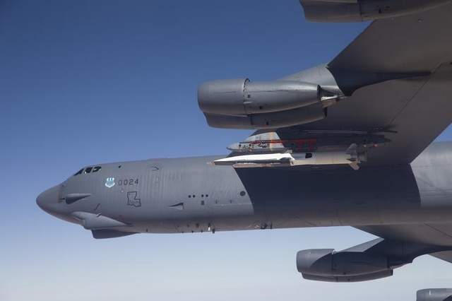 Phương tiện siêu thanh  X-51 được phóng từ cánh máy bay ném bom B-52.