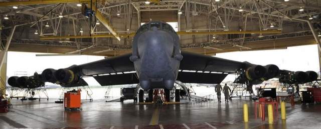 	Một chiếc máy bay ném bom chiến lược B-52 đang được kiểm tra trước khi được nâng cấp hệ thống thông tin tại căn cứ quân sự Barksdale.
