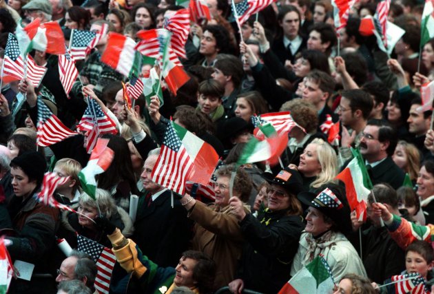 
	Người dân Iraland hân hoan chào đóng Tổng thống Mỹ và đệ nhất phu nhân.