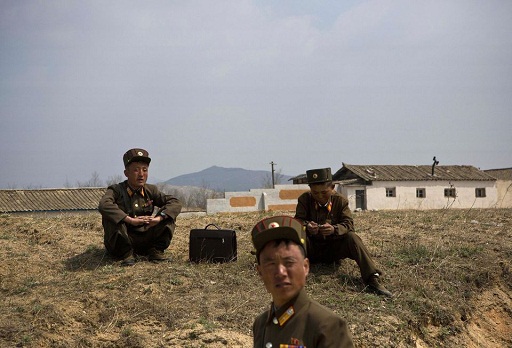Thế giới 'sôi sục', binh sĩ Triều Tiên bình thản trồng lúa