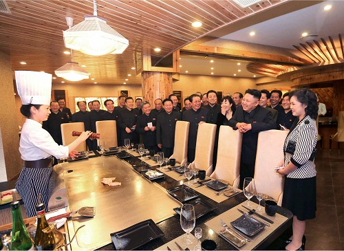 
	Vợ chồng nhà lãnh đạo Kim Jong Un thăm một trung tâm y tế liên hợp mới ở Bình Nhưỡng. Theo hãng tin chính thức Triều Tiên KCNA, khu liên hợp này được gọi là Haedanghwa, cao 6 tầng, với nhiều dịch vụ chăm sóc sức khỏe cao cấp.
