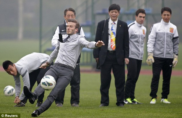 Ti toe thể hiện tài đá phạt, Beckham bẽ mặt tại Trung Quốc