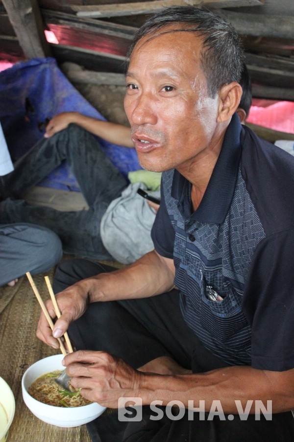 “Tôi mừng lắm chứ nhưng đêm nằm không sao ngủ được. Làm sao có tiền cho hai đứa đi học bây giờ. Đi làm chỉ biết động viên con cố gắng học, thoát cảnh nghèo đói. Tôi không mong chúng là ông nọ bà kia nhưng chỉ cần có được tấm bằng, ra trường có công ăn việc làm ổn định không phải bấp bênh, khổ như bố mẹ nó”, bác Định tâm sự.