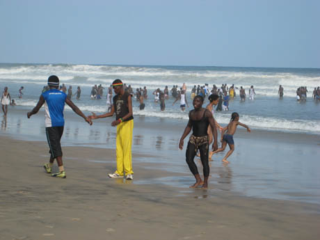
	Bãi biển là một "tụ điểm" hoạt động của các nữ sinh thành phố này.