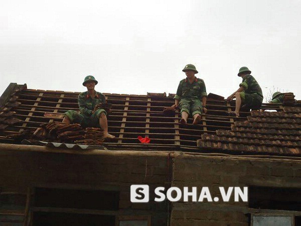 
	Giúp dân lợp lại mái nhà.