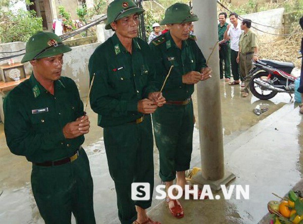 
	Đại tá Dương Ngọc Bội- Phó Chính ủy Bộ đội Biên phòng Quảng Bình đến
	thắp hương chia sẽ và cử lực lượng dọn dẹp cho gia đình anh Mai Xuân Phụ
	bị chết trong cơn lốc dữ.