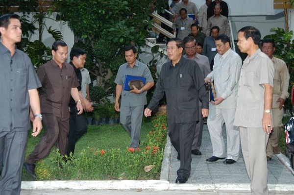 	Đội cận vệ riêng mặc thường phục bảo vệ ông Hun Sen trong một sự kiện.