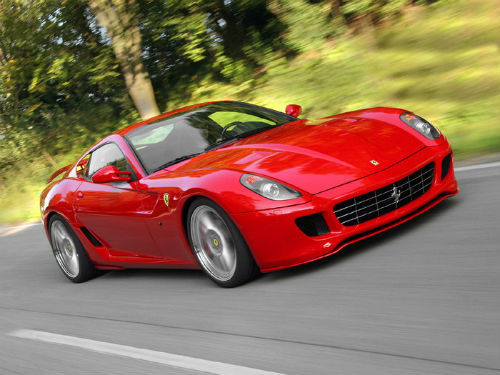 	Ferrari 599 GTB Fiorano màu đỏ thể hiện cá tính mạnh mẽ, cần 3,7s để đạt	vận tốc từ 0 đến 100km/h. Tạp chí Top Gear Magazine bầu chọn là siêu xe	của năm 2006.