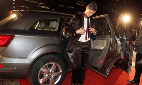 	Dù không phải là dòng xe đắt giá, nhưng Ronaldo lại khá thích lái chiếc Audi Q7.