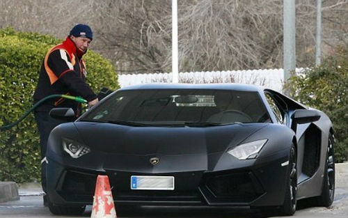 	Lamborghini Aventador khiến Ronaldo tốn khoảng 285 nghìn bảng. Chiếc	siêu xe này đạt vận tốc từ 0 đến 100km/h trong vòng 2,9s và có thể chạy	với tốc độ 349km/h.