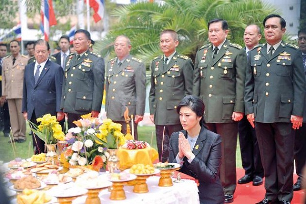 
	Bà Yingluck làm lễ nhậm chức bên trong tòa nhà của Bộ. Do những người biểu tình, bà đã phải hủy bỏ kế hoạch tới đền thờ City Pillar.