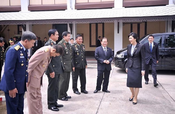 
	Lãnh đạo lực lượng vũ trang và các quan chức quân sự cao cấp đón tiếp bà Yingluck trong văn phòng Bộ.