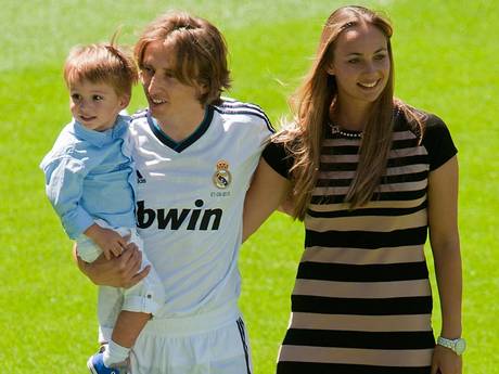 	Modric lộ mặt lừa dối vợ con