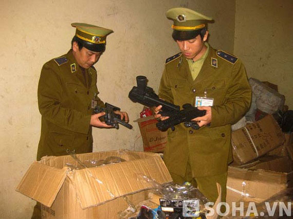 Lực lượng Quản lý thị trường Thanh Hóa kiểm tra xe và phát hiện ra 950 khẩu súng nhựa trong xe mà tài xế cho là không biết!