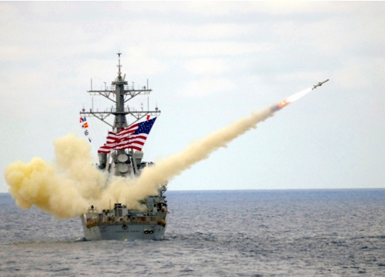 Chiếc USS Lassen (DDG-82) đang phóng một tên lửa Harpoon